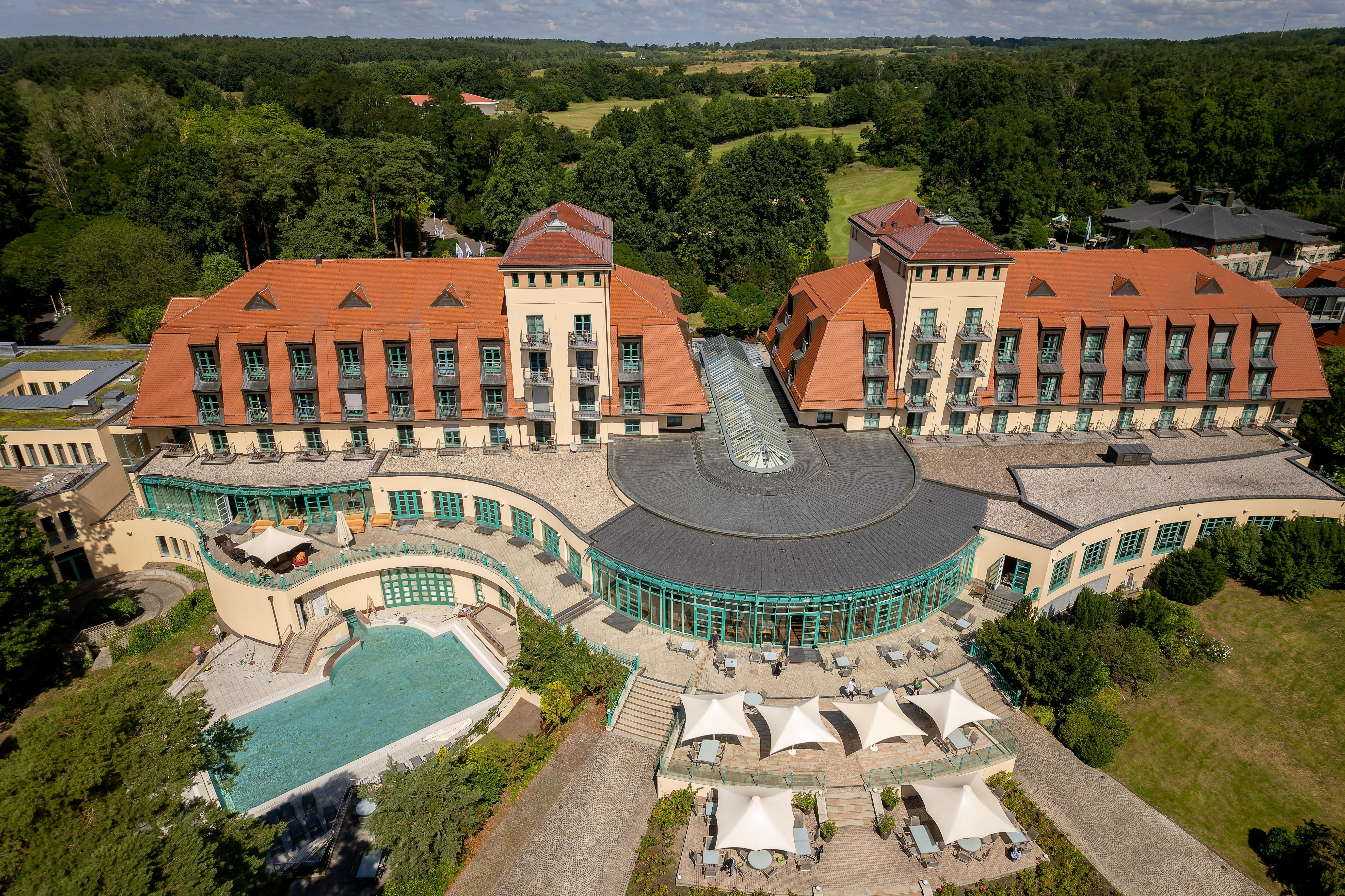 Precise Resort Bad Saarow Kültér fotó Aerial view of the hotel