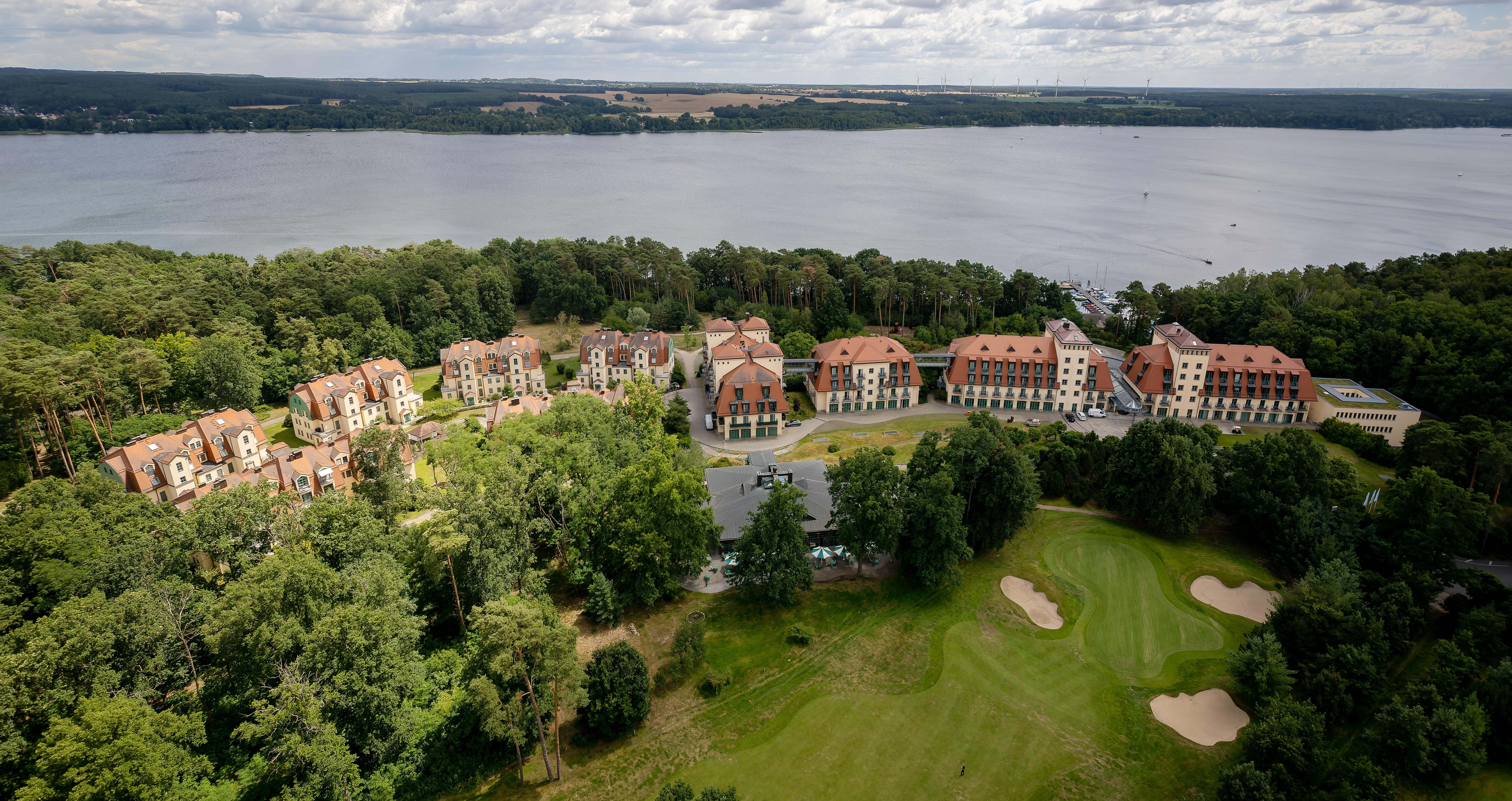 Precise Resort Bad Saarow Kültér fotó Aerial view of the golf course