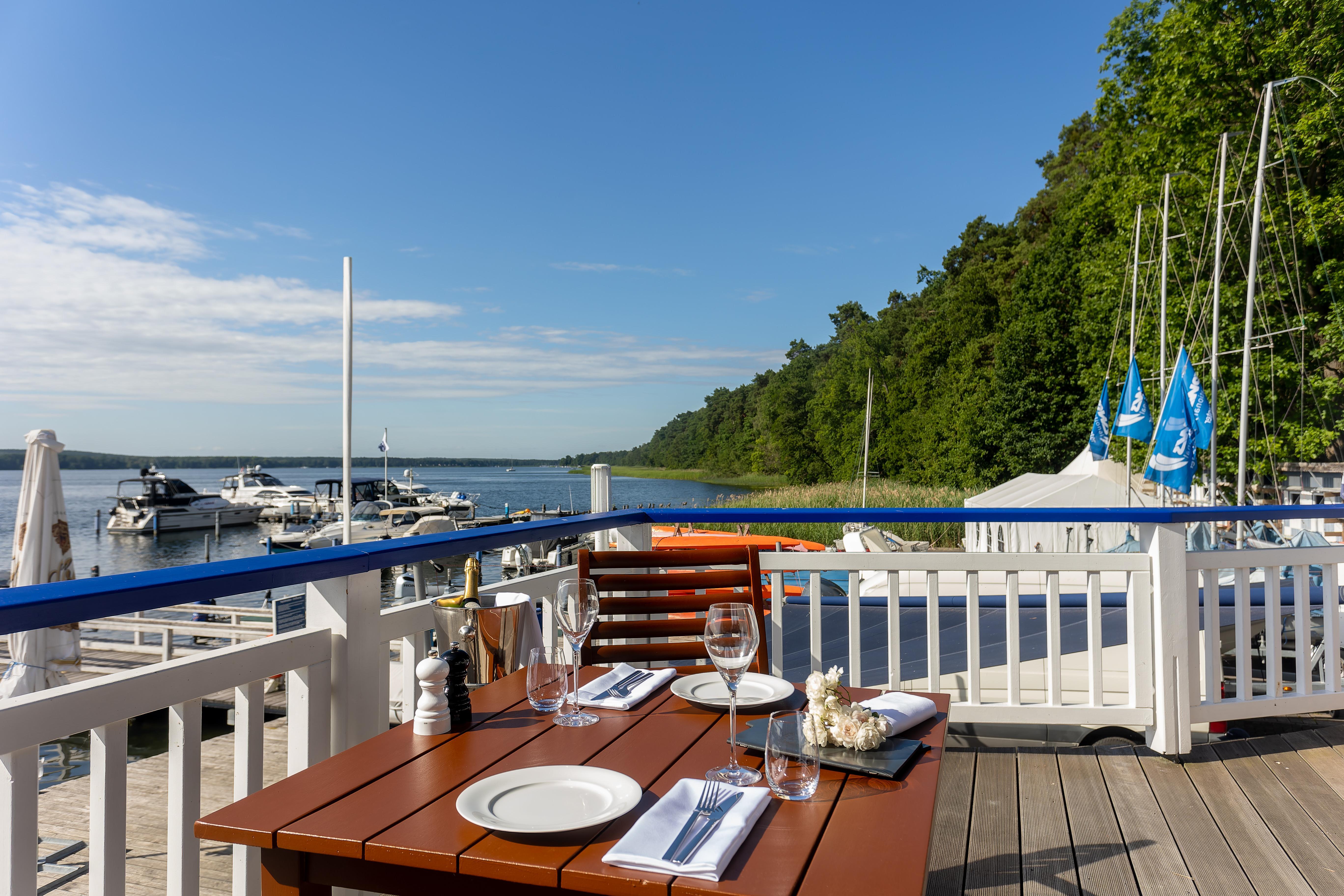 Precise Resort Bad Saarow Kültér fotó Restaurant on the pier