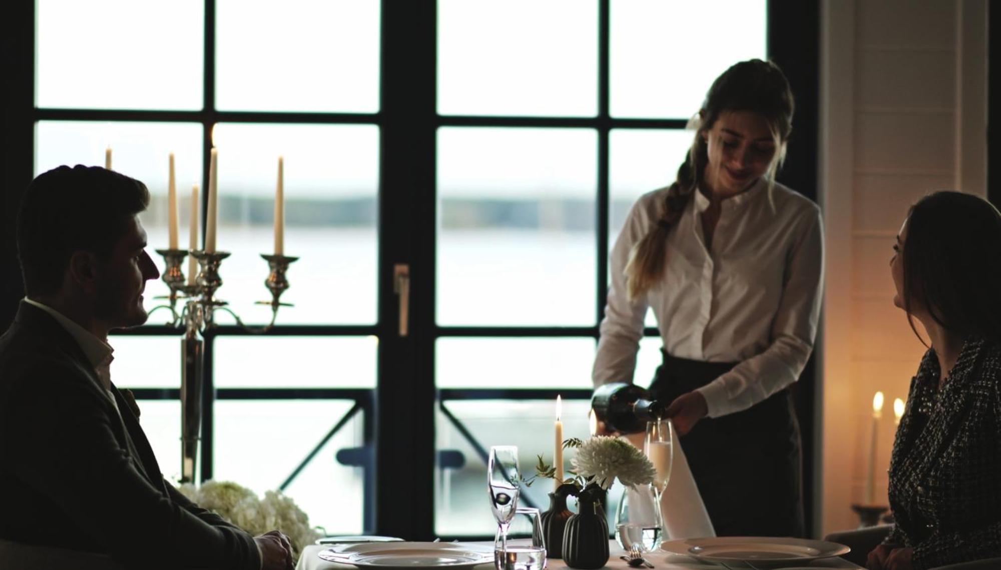 Precise Resort Bad Saarow Kültér fotó A restaurant hostess